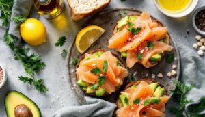 Marre des chips ? Ces toasts saumon–avocat font chic avec presque rien