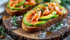 Marre des chips ? Ces toasts saumon–avocat font chic en deux minutes
