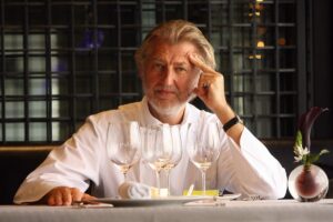 Chaque fois que je reviens c&rsquo;est de l&rsquo;émotion » : le chef étoilé Pierre Gagnaire en visite à Saint-Étienne